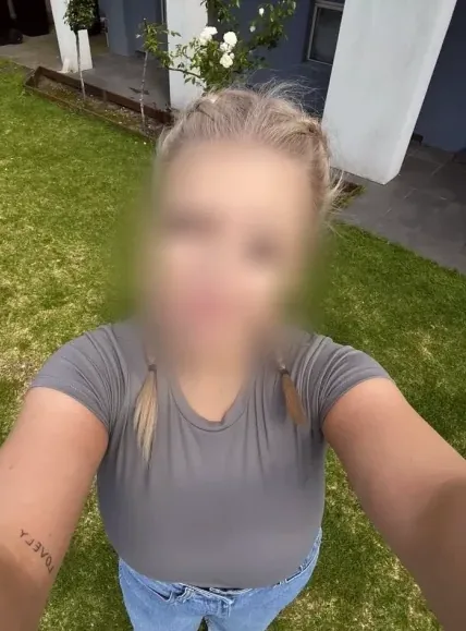Rosa, 30